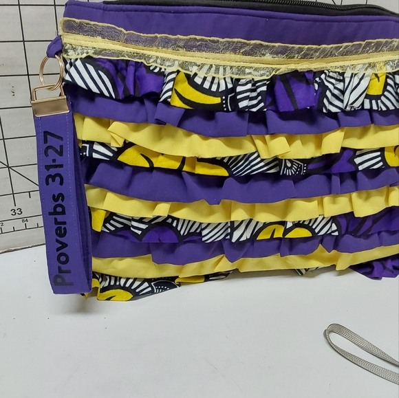 Handmade Ruffle zipper clutch bag - Picture 3 of 7